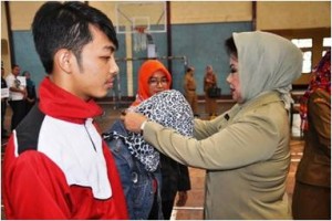 Penyematan kepada atlet oleh Bupati Kuningan saat pembukan kegiatan pekan olahraga mahasiswa uniku